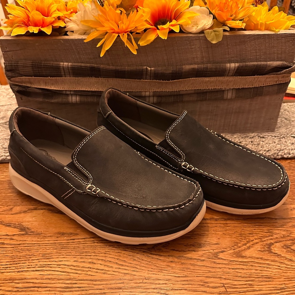 NWOT Propét Navy Leather with White Soles Loafers.  US 10.5.